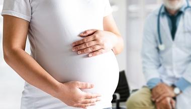 围产期心肌病-孕妇抱着肚子在医生的办公室
