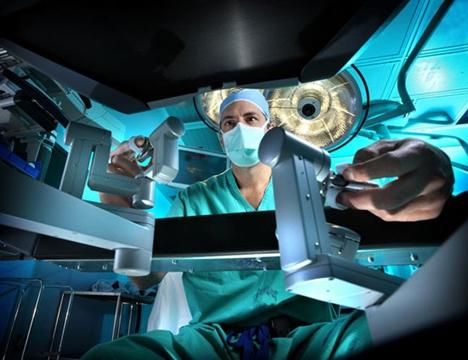 Dr. 帕夫洛维奇在手术室里操作机器人控制台