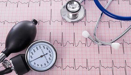 血压测量袖带在心电图打印件上