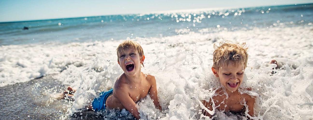 两个小男孩在海浪中玩耍.